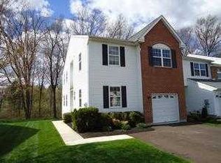 220 Hampshire Dr, Sellersville, PA 18960