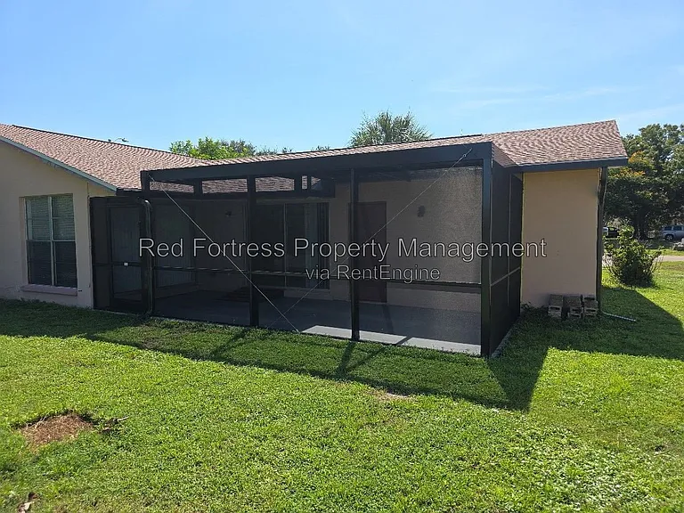 1049 Ridgeway Dr — Photo 12