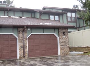 527 Hartridge Dr, Hartland, WI 53029