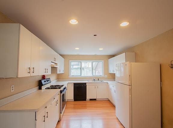 5th image of 611 Western Ave