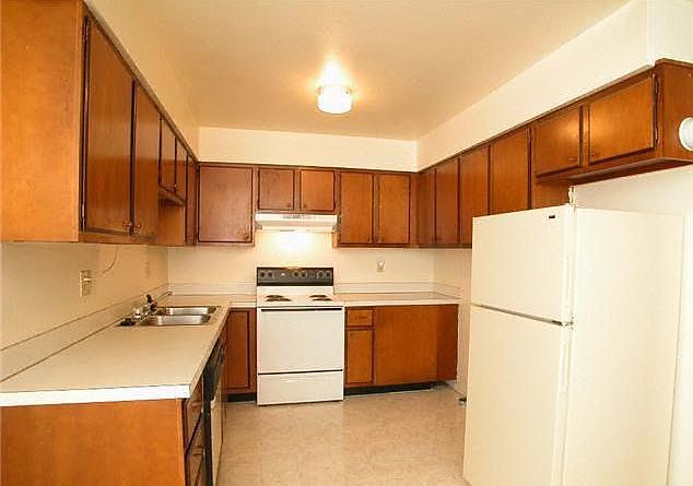 2nd image of 990 Westmoreland Rd #3