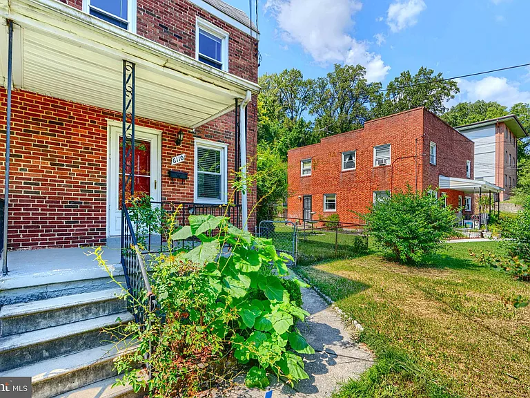 6110 Everall Ave — Photo 2