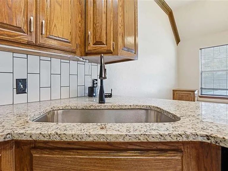3006 NE Heritage Dr — Photo 8