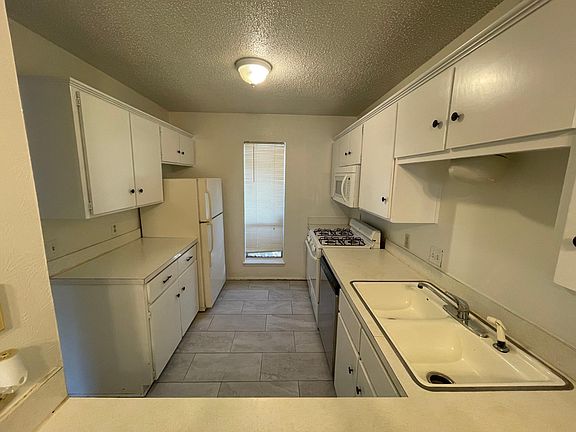 3rd image of 915 N Elm St APT 2