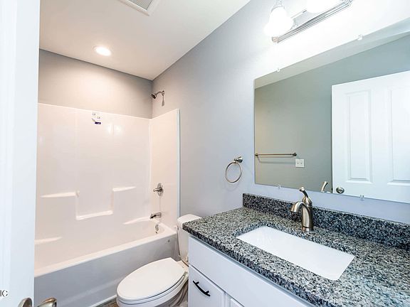 4th image of 724 Manorwood Cir