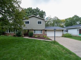 2416 Queens Dr, Woodbury, MN 55125