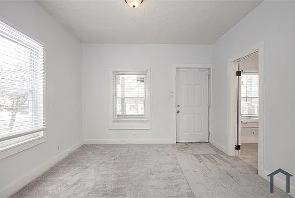 10011 Elizabeth Ave — Photo 2