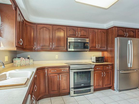 4th image of 25 Washington Heights St