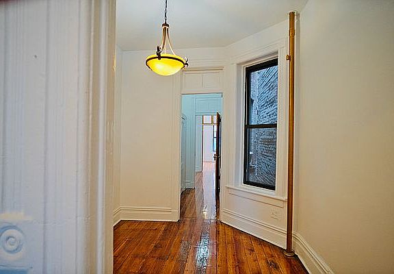 3rd image of 310 E 94th St APT 4E