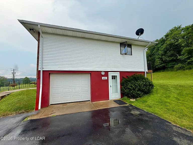 690 Orange Rd — Photo 2