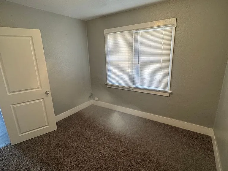 142 W Valencia Dr — Photo 17