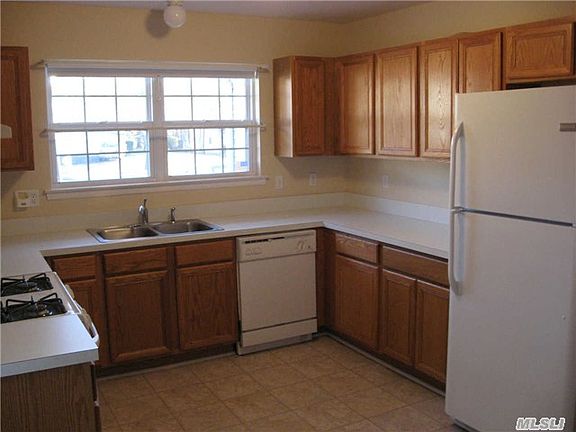 2nd image of 8 Greenbriar Ct