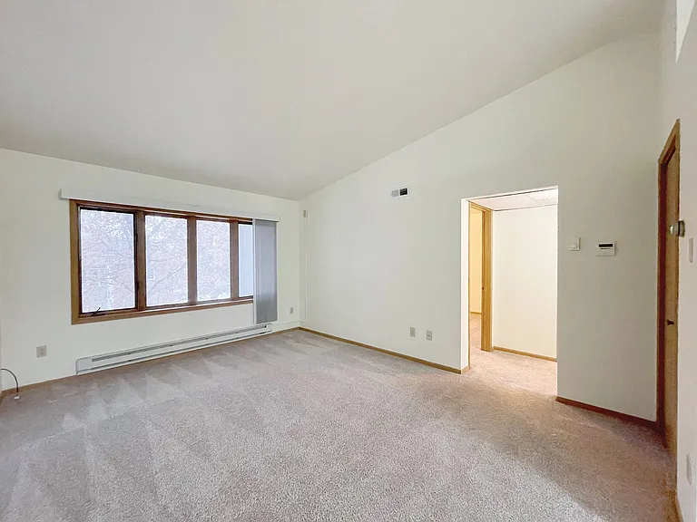 Williamsburg Apartments - Attached Double Garage! — Photo 4