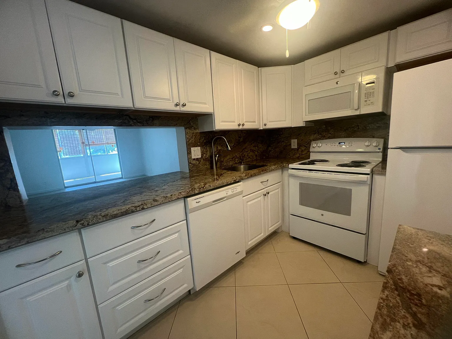 1 bed, 1.5 bath, 758 sqft, $1,590 — Photo 3