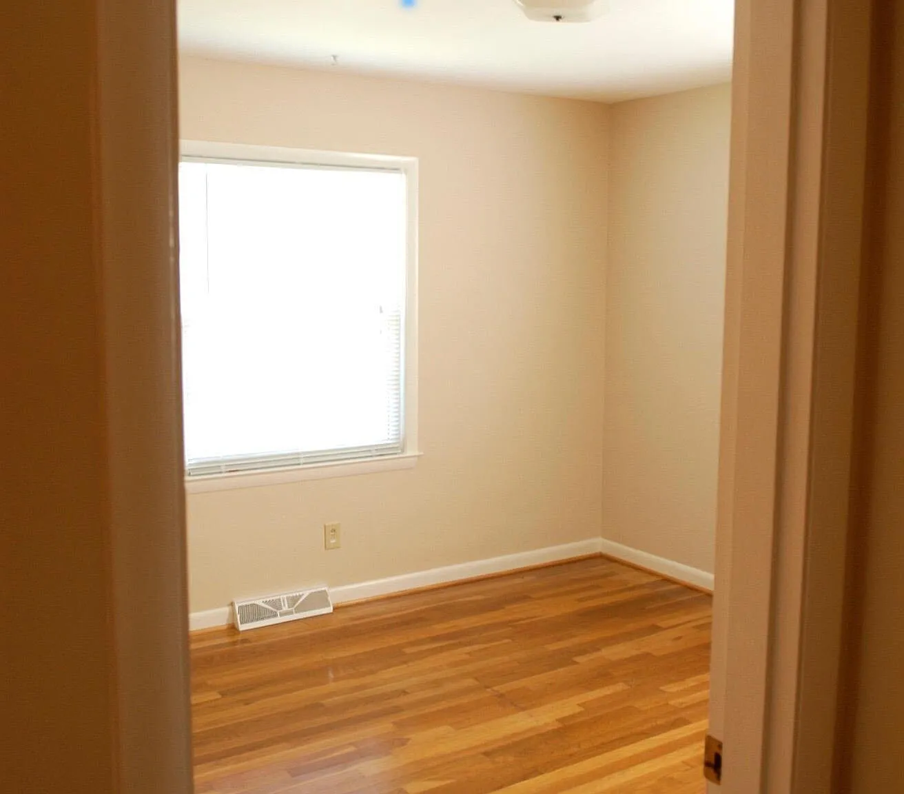 3 bed, 1.5 bath, 1398 sqft, $2,000 — Photo 4