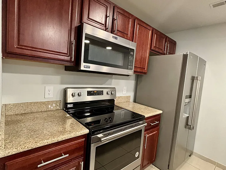 118 Rhodes St — Photo 6