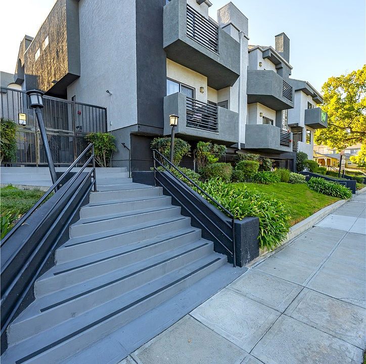 1st image of 711 N Hollywood Way
