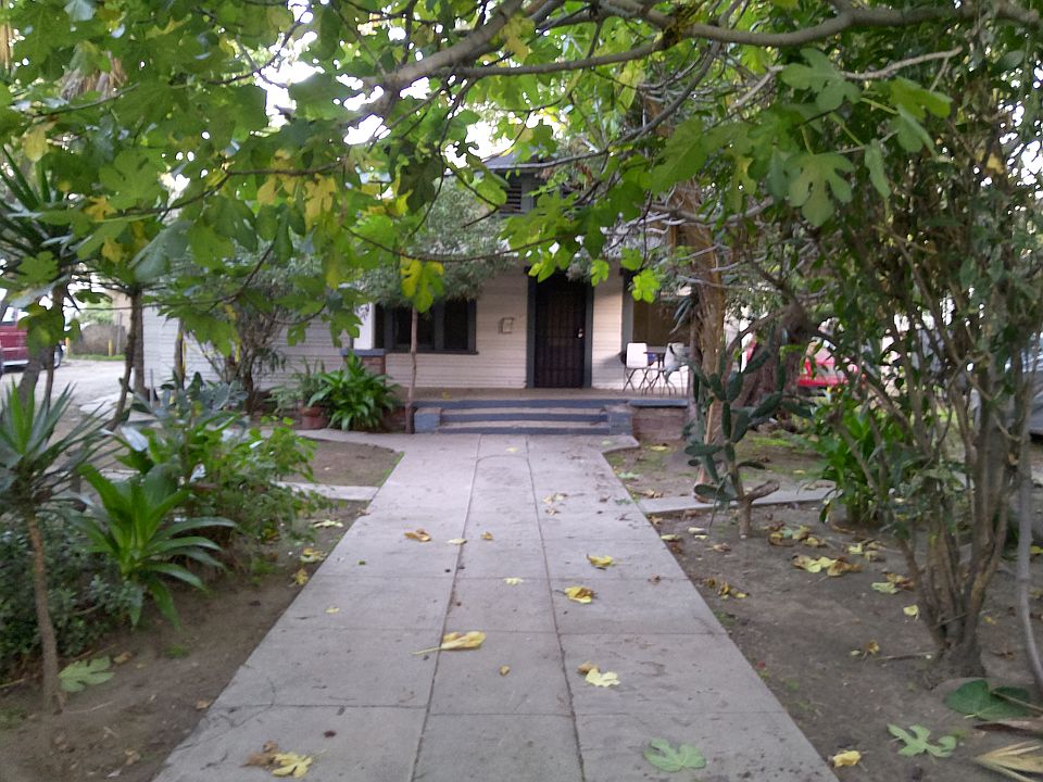 4318 Menlo - large porch facing tree filled courtyard - always a nice ocean breeze in afternoon