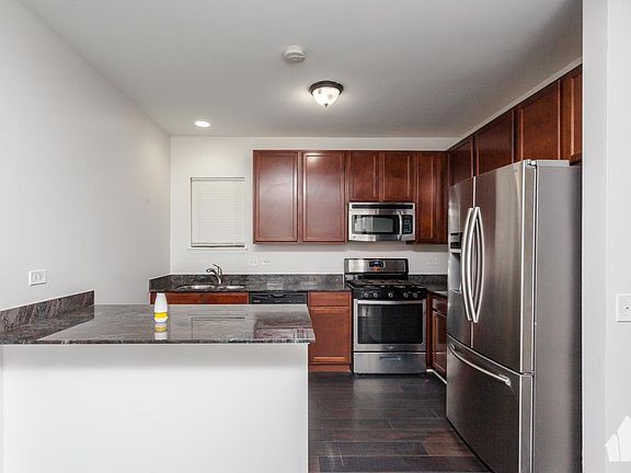 3rd image of 3540 S Dearborn St Floor At1
