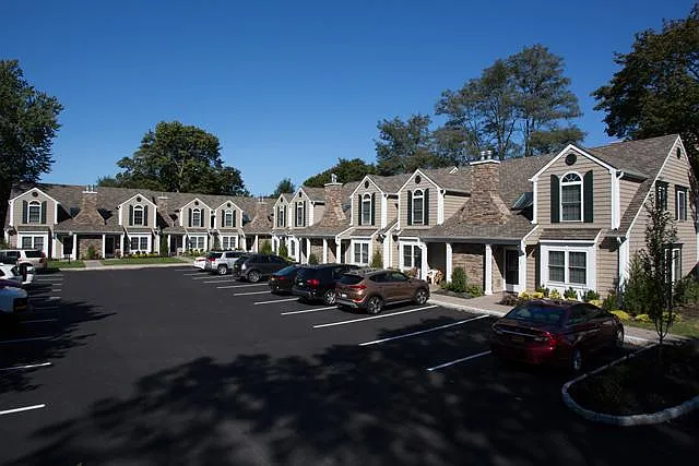 Fairfield Townhouses at Amityville Village — Photo 12