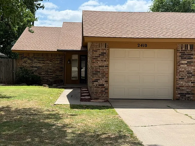 2410 Oakridge Dr — Photo 1