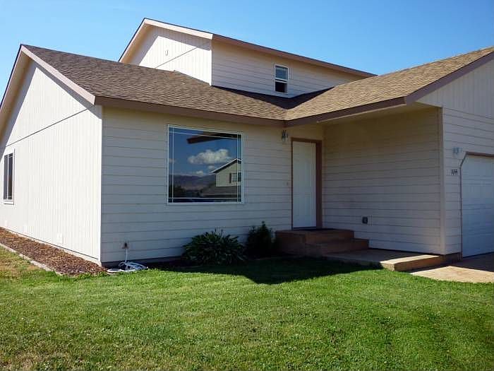 3BR/2.5BA, HUGE yard!