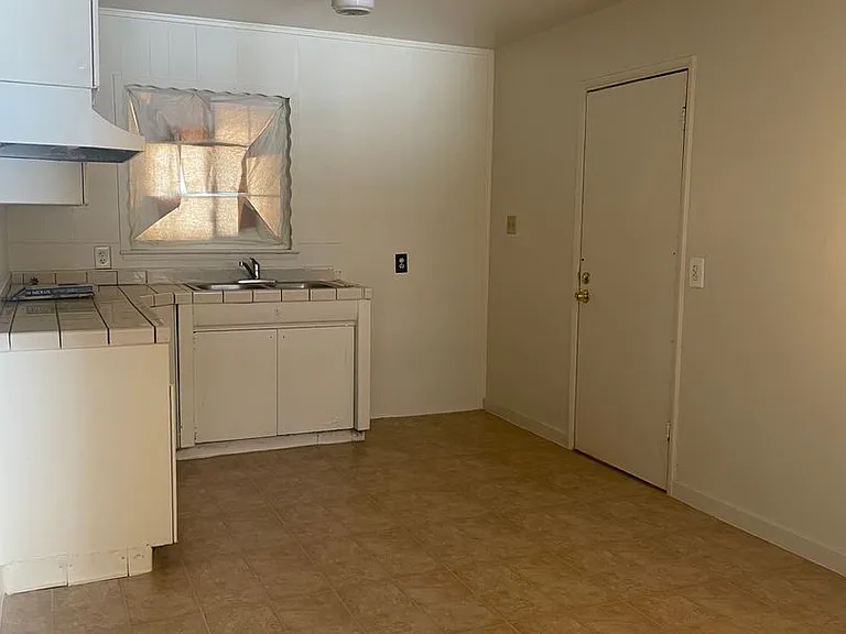 711 E Fountain Way — Photo 3