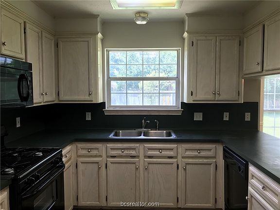 4th image of 705 Aster Dr