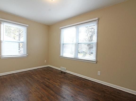 3rd image of 7924 W 88th St