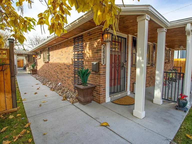 2431 N Humboldt St — Photo 38