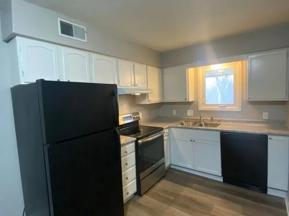 630 N 9th St APT 8, Carlisle, IA 50047