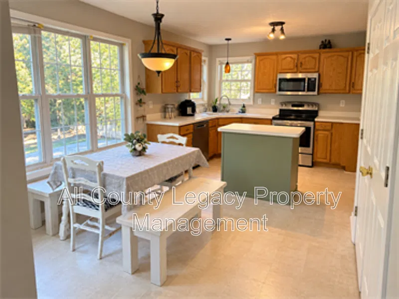4 bed, 2.0 bath, 2000 sqft, $2,295 — Photo 3