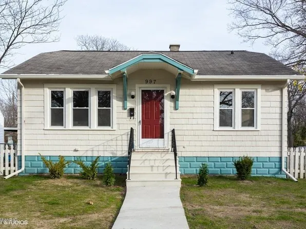 997 Monroe St, Benton Harbor, MI 49022