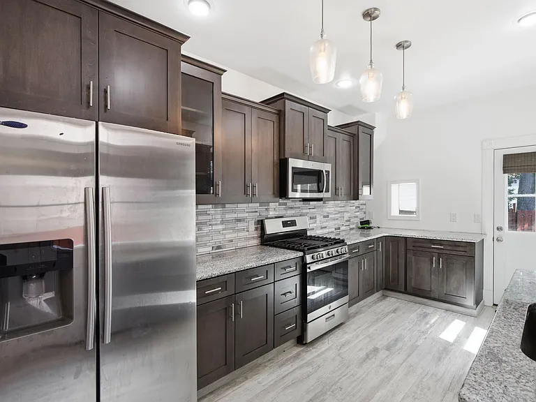 339 E Chestnut St — Photo 7