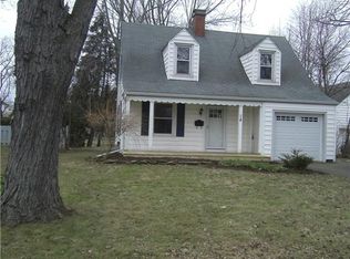 18 Lincoln Dr, Lockport, NY 14094