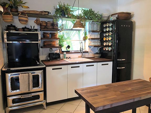 Upgraded kitchen with Smeg dishwasher and beautiful Heartlan