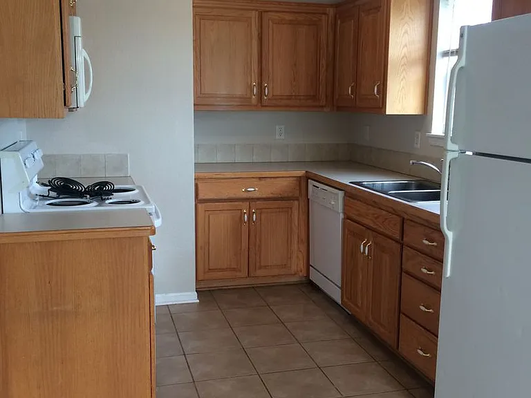 601 Elm St — Photo 2