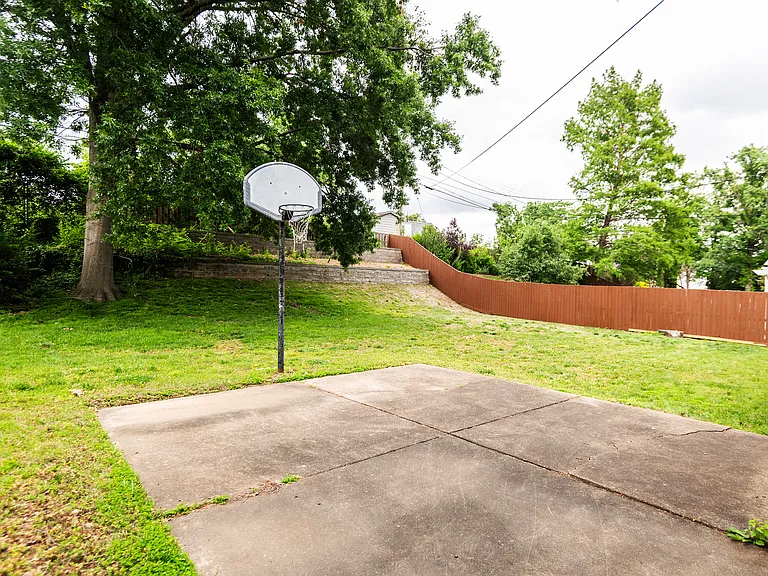 201 Bridgeview Ln — Photo 4