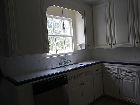 3rd image of 2525 Louisiana St