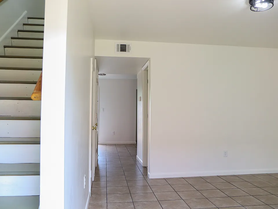 637 Farmington Pl #8