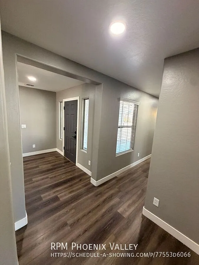Pet Friendly Renovated 5-Bedroom Corner Lot Home with Luxury Upgrades — Photo 4