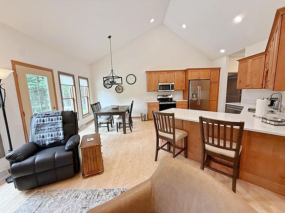 5th image of 406 Sherburn St