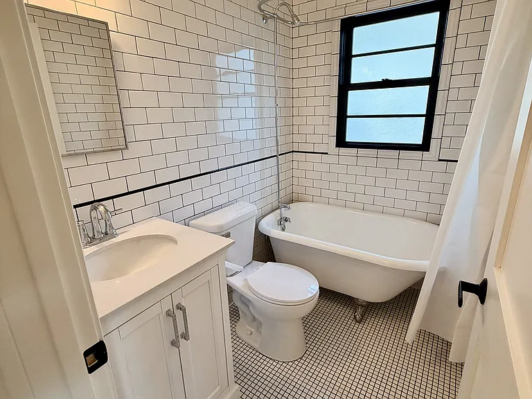 1015 W 9th St #3 — Photo 8