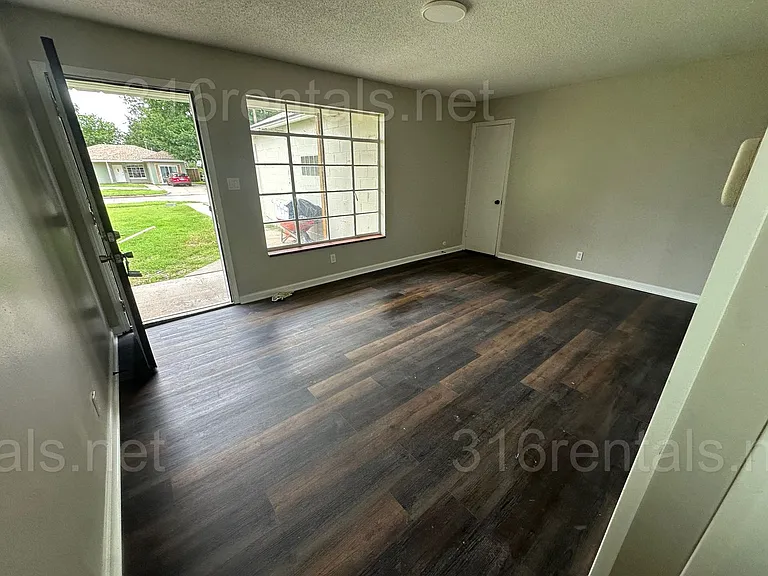 1920 S Fern Ave — Photo 1