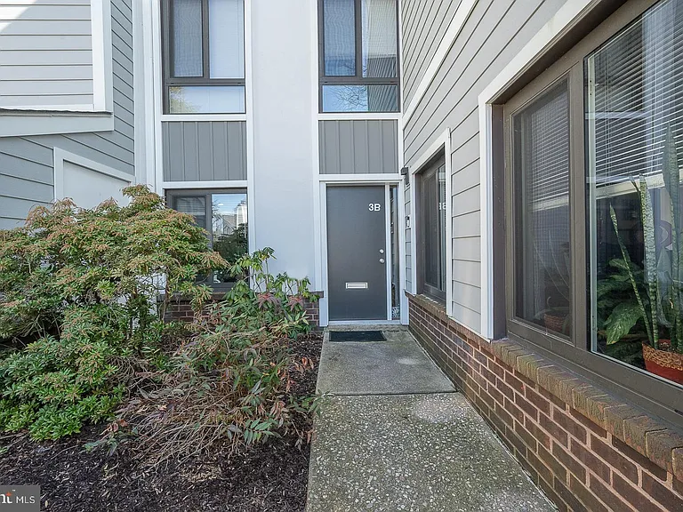 1710 Oakwood Ter #B — Photo 1