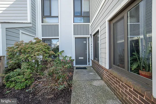 1710 Oakwood Ter #B Photo 1