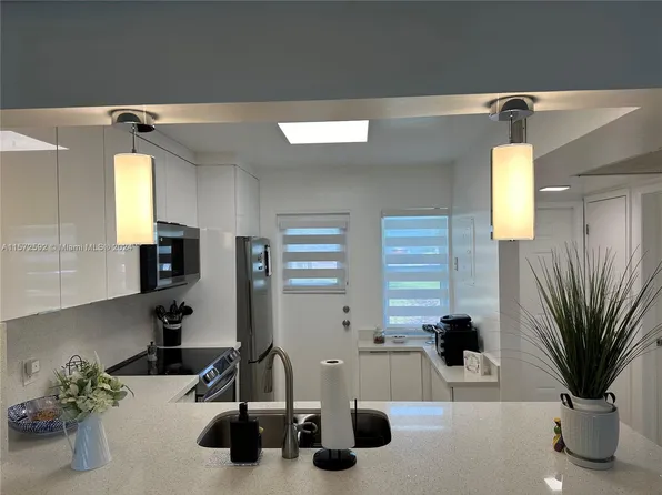 2223 Park Ln APT 111, Hollywood, FL 33021