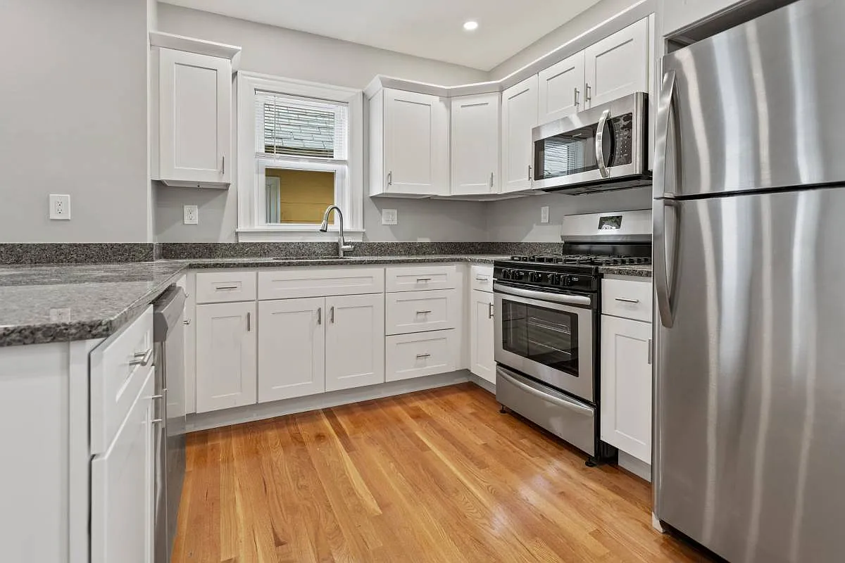 3 bed, 1300 sqft, $3,000 — Photo 2