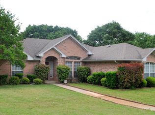 8704 Racquet Club Dr, Fort Worth, TX 76120