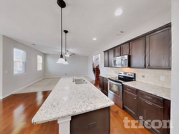 5th image of 1637 Robindale Dr